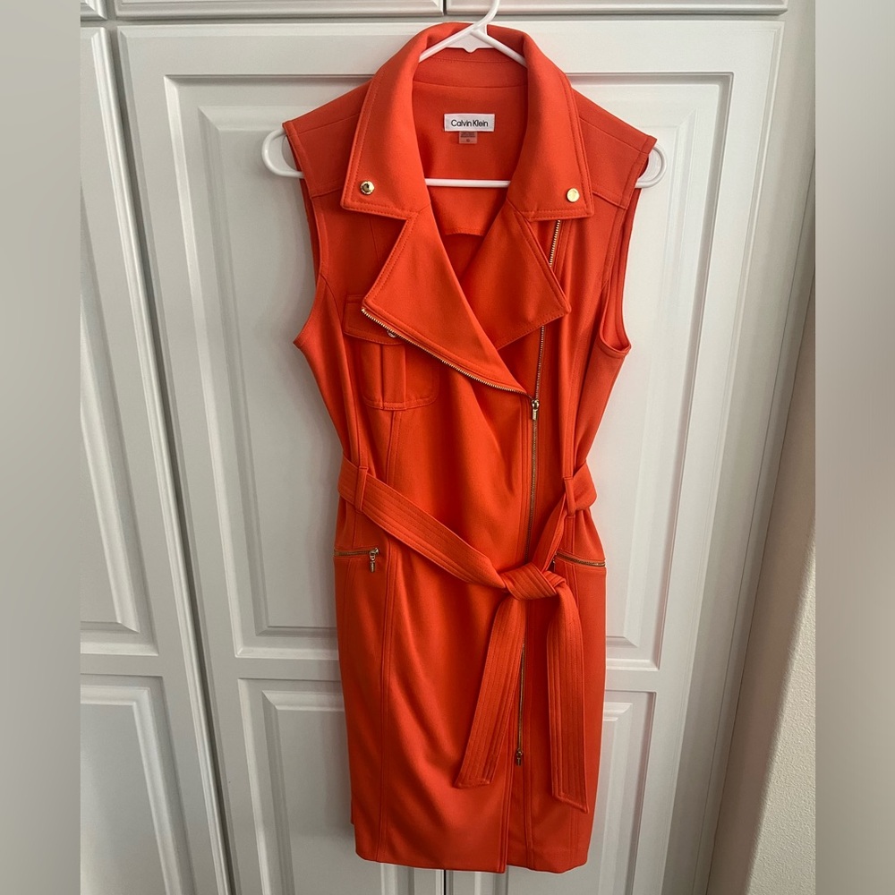 Right and beautiful shirt dress. Rich orange. Gold details. Pockets.